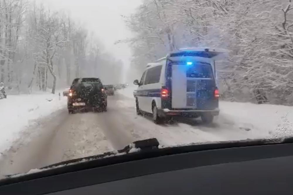 (VIDEO) SAOBRAĆAJNI HAOS U HRVATSKOJ: Sneg zatrpao puteve! Vozila izleću jedno za drugim!