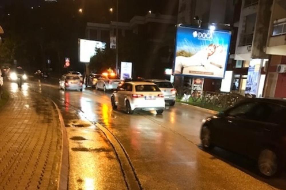 (FOTO) HAOS U BUDVI: Popucala glavna gradska ulica, saobraćaj zaustavljen