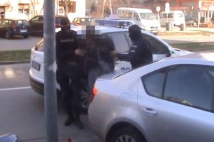 (VIDEO) FILMSKO HAPŠENJE USRED NOVOG SADA: Policija razvaljuje vrata, UPADA U STAN, i tek tada kreće prava akcija!