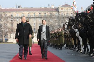 (FOTO) SVEČANOST U ČAST VLADE SRBIJE NA TRGU KOŠUT U BUDIMPEŠTI: Orban dočekao Brnabićevu crvenim tepihom, počasnom gardom i himnom