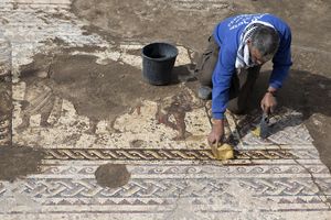 (FOTO, VIDEO) VELIKO OTKRIĆE NA OBALI SREDOZEMLJA: Pronađen mozaik star 1.800 godina, a sadrži misteriozan natpis