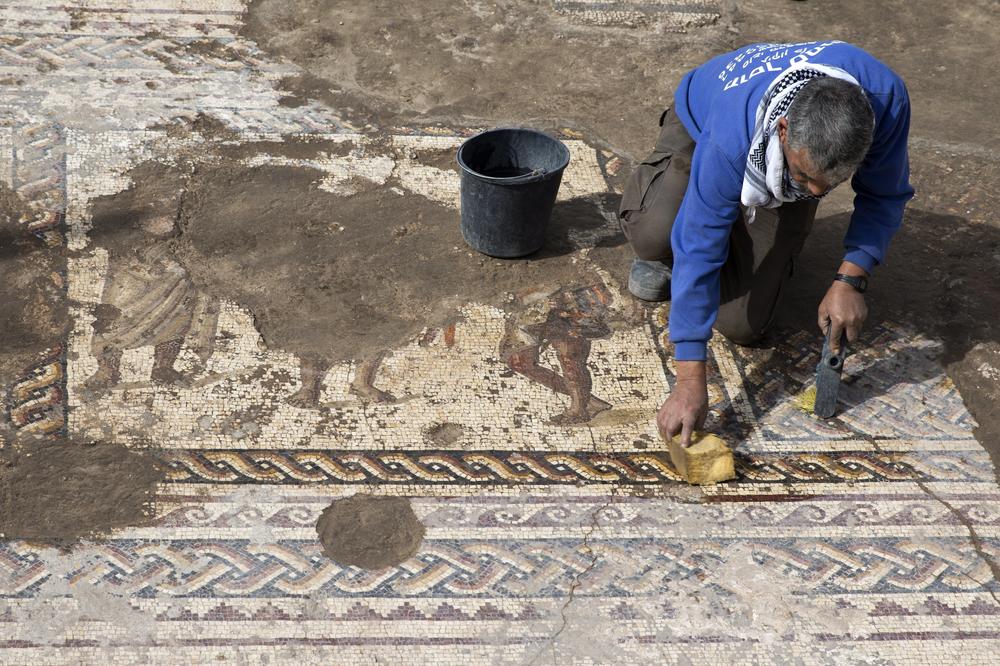 (FOTO, VIDEO) VELIKO OTKRIĆE NA OBALI SREDOZEMLJA: Pronađen mozaik star 1.800 godina, a sadrži misteriozan natpis