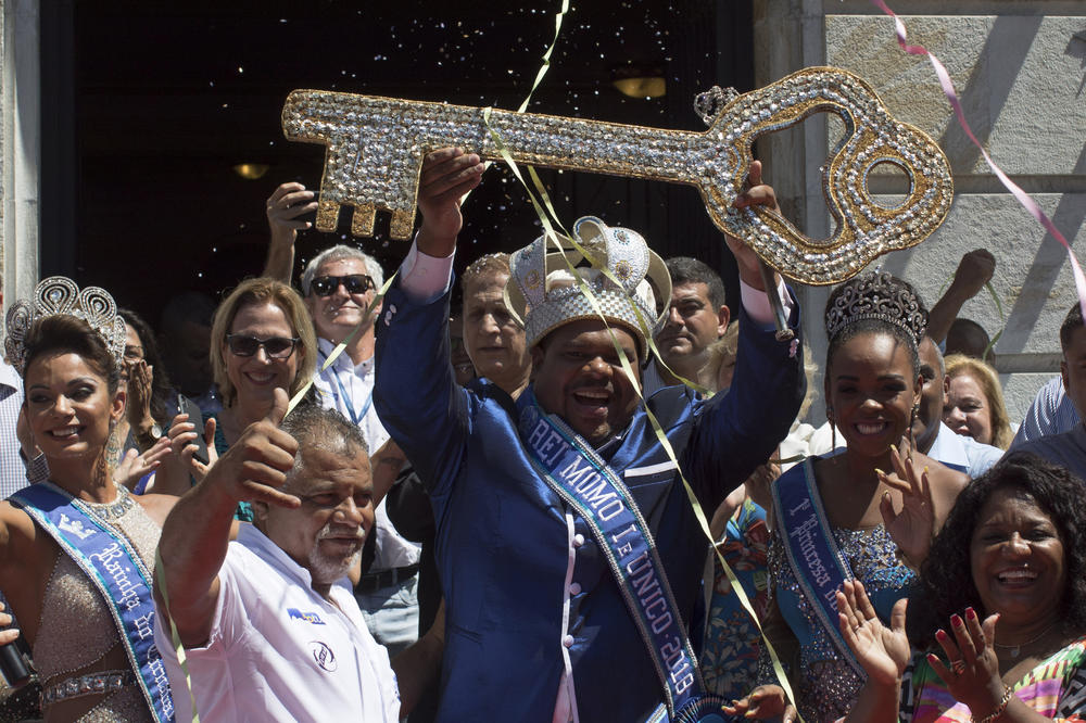 (FOTO) NAJVEĆA ZABAVA NA SVETU MOŽE DA POČNE: Kralj Momo dobio ključeve grada i time označio početak karnevala u Riju!