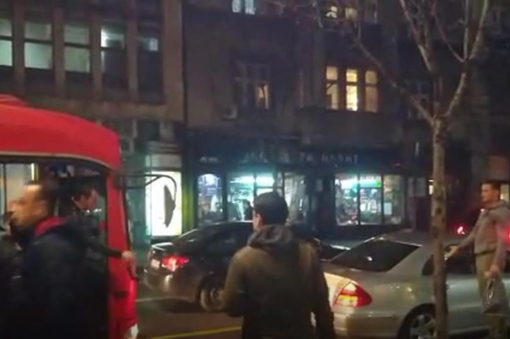 (KURIR TV) HAOS U CENTRU BEOGRADA: Svađa u Kralja Milana, pokvareni auto blokirao ulicu!