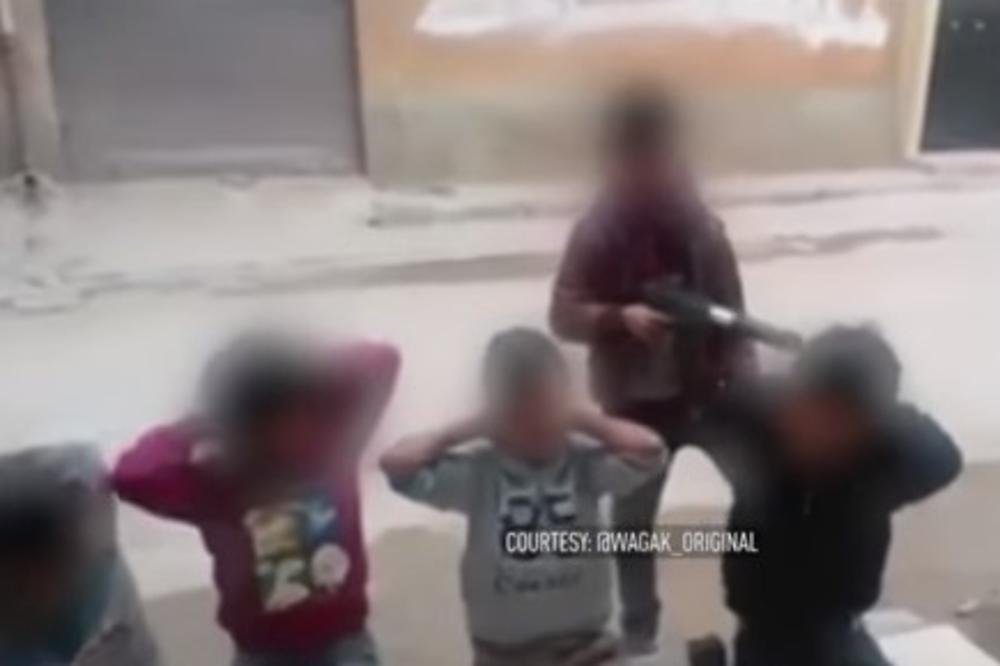 (VIDEO) ŠOKANTAN SNIMAK IZ LIBIJE: Pogledajte kako dečak ubija drugare uz povike Alahu ekber!