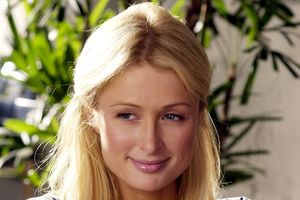 (FOTO) OPROSTILA SE OD DUGE KOSE: Paris Hilton ima novu frizuru, nikad bolje nije izgledala!