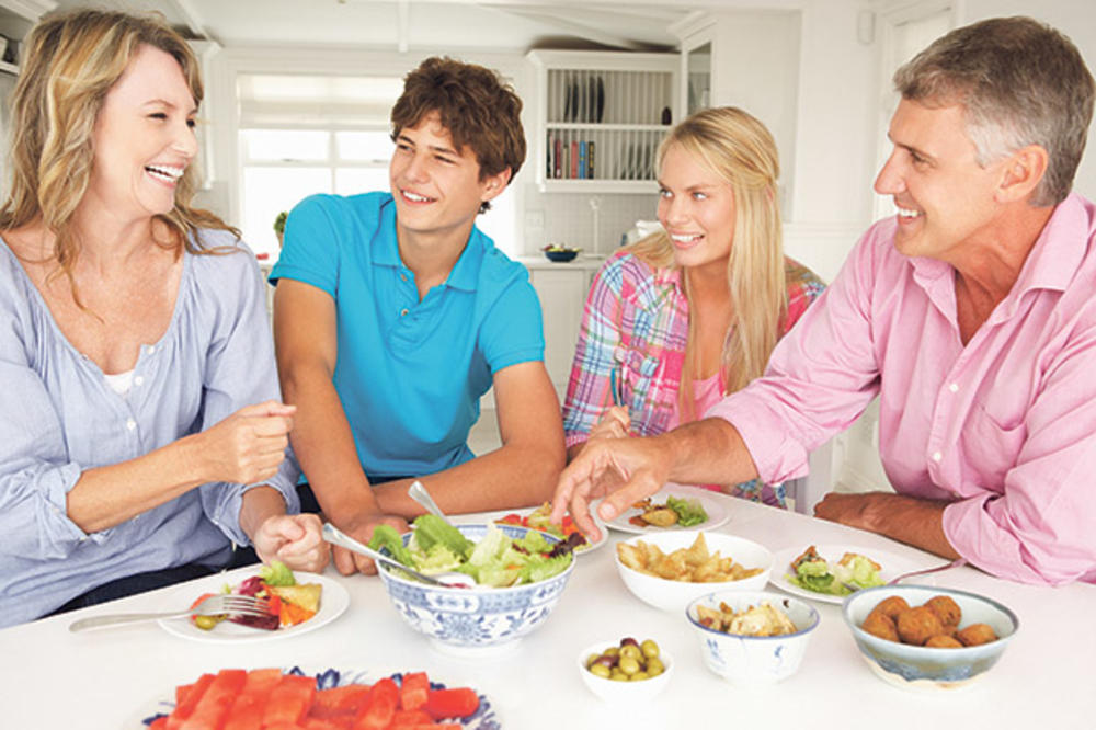 SVI ZA STO, VREME JE ZA VEČERU: Ovako se jačaju porodični odnosi i jede zdravije