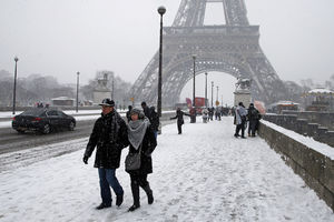(FOTO) SNEG U PARIZU USPANIČIO FRANCUZE! Dok oni padaju u nesvest, turisti misle drugačije!