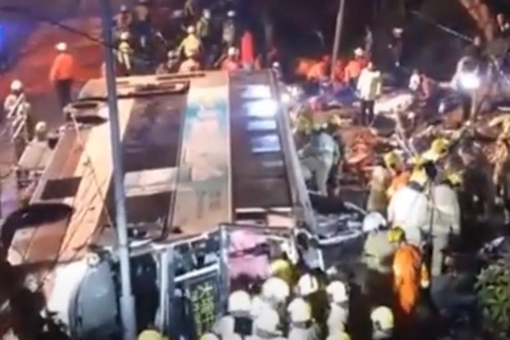 (VIDEO) UŽAS U HONGKONGU! AUTOBUS SE PREVRNUO, PA OSTAO BEZ KROVA: 19 poginulo, desetine povređeno!