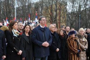 VUČIĆ PRED PRISTALICAMA U BATAJNICI: Idemo u izgradnju kanalizacije i puteva, obećao sam - do proleća!