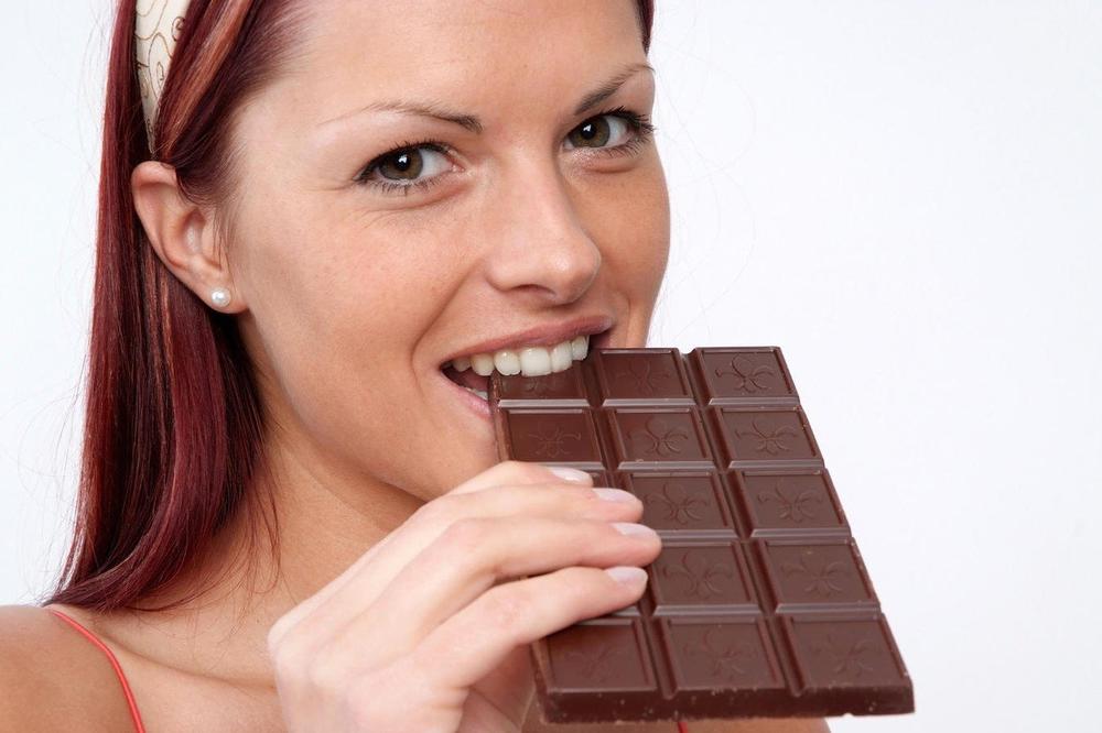 KO BI REKAO: Čokolada  u kombinaciji sa OVIM voćem je rešenje za NADUTOST!