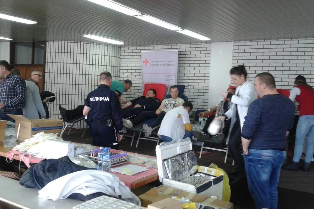 HUMANOST NA DELU: Policajci iz Vranja sa kolegama prikupili oko 150 jedinica krvi!