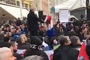 (VIDEO) HRVATSKI DESNIČAR SE JAVNO OBRUKAO: Zastavu sa dubrovačkim grbom proglasio srpskom