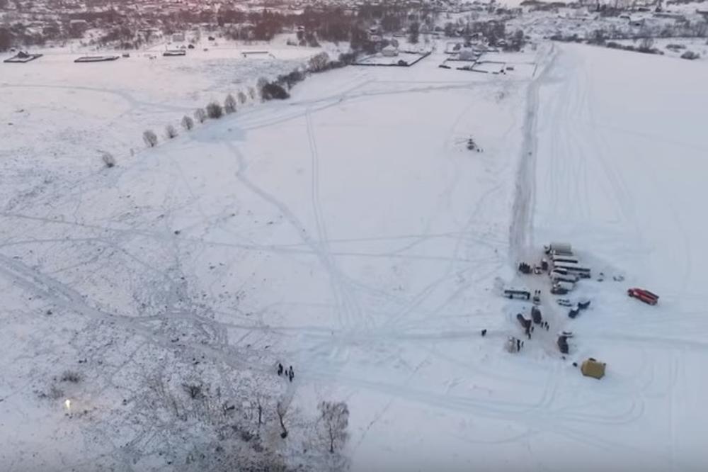 (VIDEO) DRAMATIČNI PRIZORI IZ VAZDUHA: Novi snimak dronom pokazuje gde se srušio ruski avion