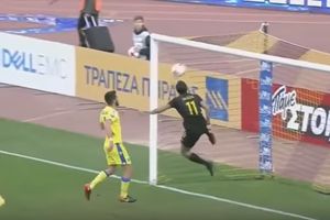 (VIDEO) OVAKAV SEBIČLUK NIKAD NISTE VIDELI: Fudbaler AEK-a promašio nemoguće!