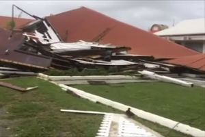 (VIDEO) PANIKA! STRAVIČNA OLUJA SRUŠILA ZGRADU PARLAMENTA: Najjači ciklon besni Pacifikom! Tonga opustošena!
