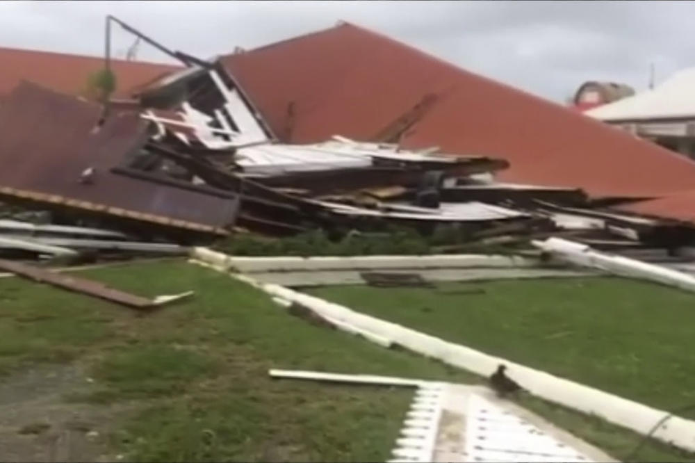 (VIDEO) PANIKA! STRAVIČNA OLUJA SRUŠILA ZGRADU PARLAMENTA: Najjači ciklon besni Pacifikom! Tonga opustošena!