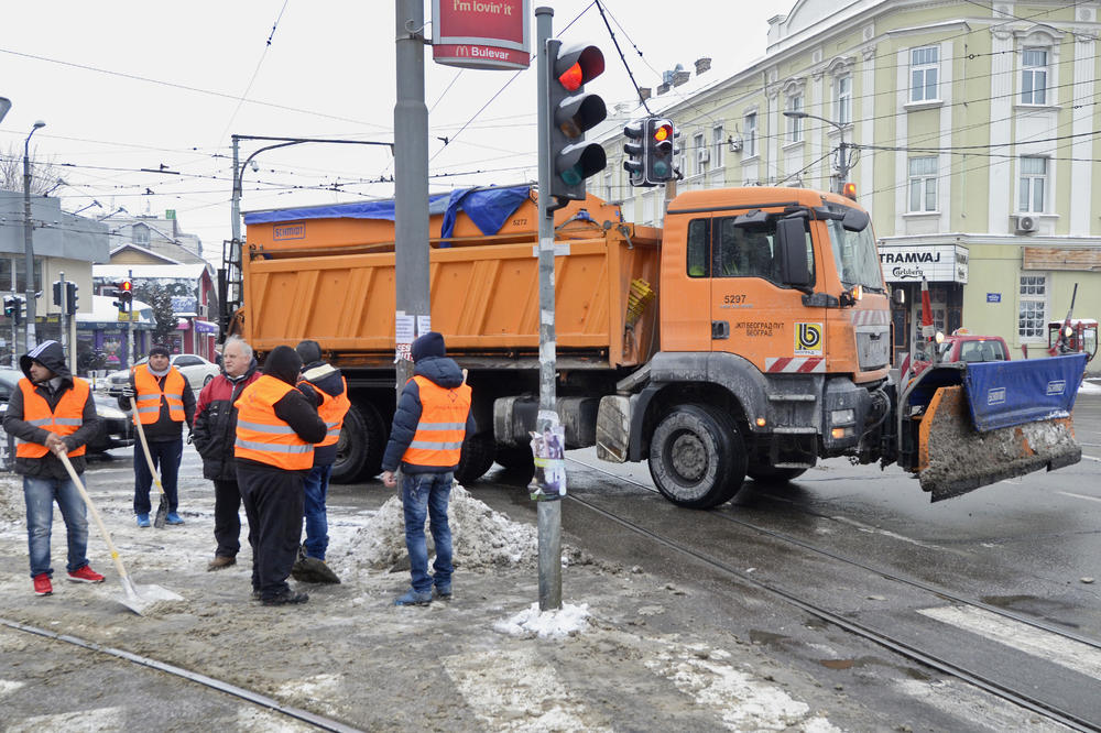 NOVO SNEŽNO JUTRO U BEOGRADU: Ulice prvog prioriteta čiste, zastoj samo u Vojvode Stepe zbog tramvaja u kvaru