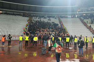 (KURIR TV) RUSI IZAZVALI SKANDAL: Navijači CSKA bušili gume na automobilima oko  Marakane i stadiona Partizana