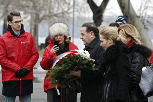 LJAJIĆEV SDPS POLOŽIO VENAC DIMITRIJU DAVIDOVIĆU: Šaljemo poruku o važnosti najvišeg ustava za jednu zemlju