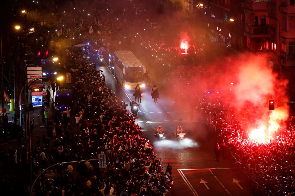 (VIDEO) LUDNICA U MADRIDU: Navijači Reala blokirali grad i bakljama dočekali autobus sa igračima pred meč sa PSŽ-om