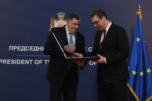 (FOTO) ODLIKOVANJE: Dodik odlikovao Vučića ordenom RS na ogrlici, pogledajte kako izgleda najviši državni orden Srpske