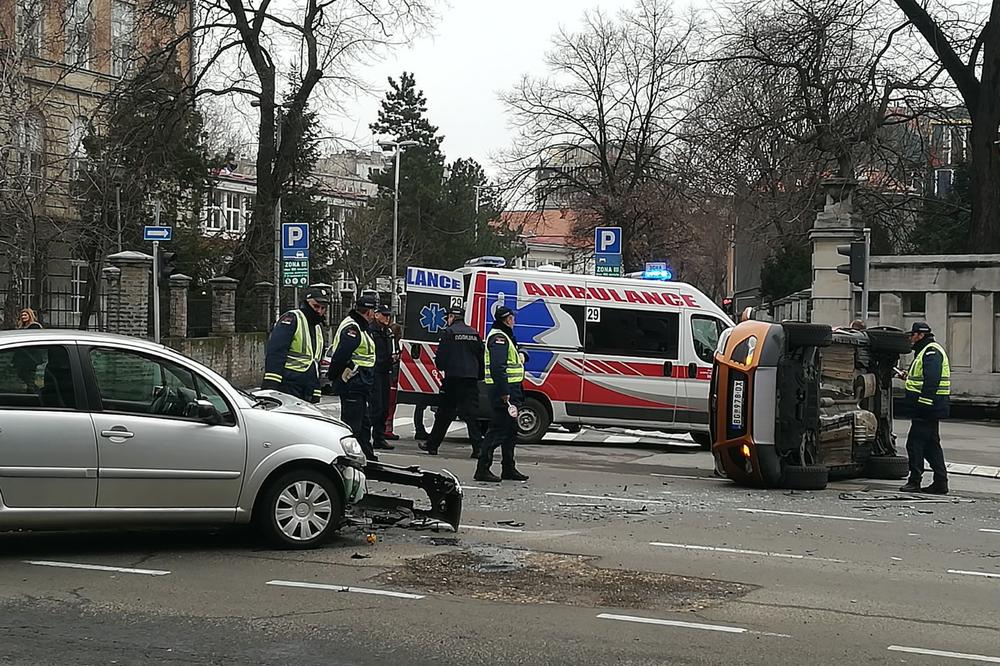 (FOTO) NESREĆA U CENTRU BEOGRADA: Troje dece povređeno u sudaru u Takovskoj