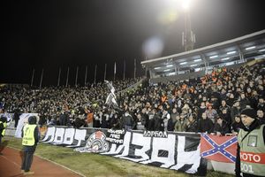 (KURIR TV) ZAGREVANJE ZA TRIBINU: Evo kako Grobari navijaju ispred stadiona pred meč sa Plzenjom