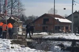 (VIDEO) KAKO JE OVO PREŽIVEO?! Kolima krenuo kroz spuštenu rampu u Karlovcu, voz mu smrskao auto!