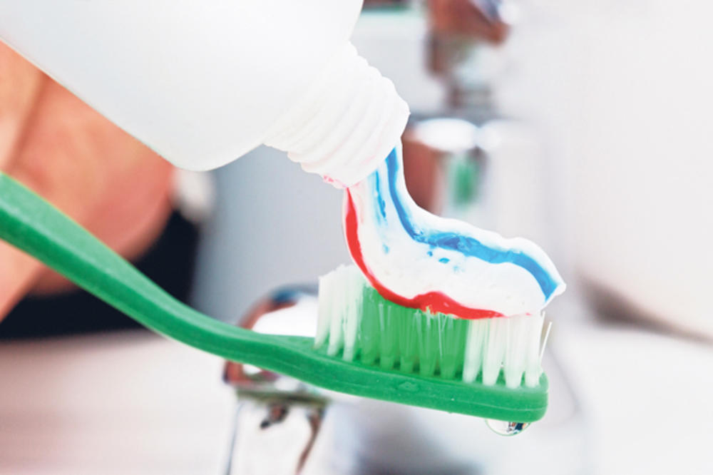 POLIRA I ČISTI: Evo kako sve možete da upotrebite pastu za zube! Oduševiće vas ovi TRIKOVI