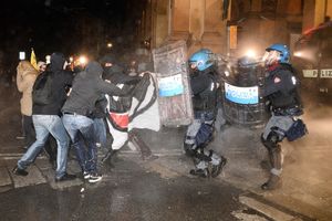 (FOTO) SEVALI PENDRECI, SUZAVAC I VODENI TOPOVI: 7 povređeno u Bolonji u pokušaju sprečavanja neofašističkog skupa