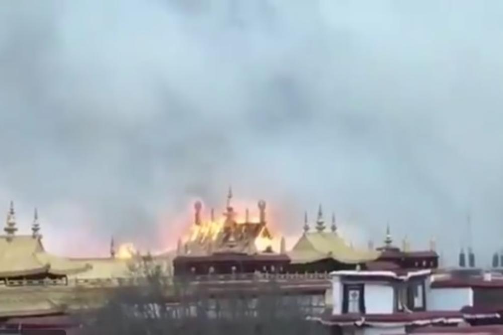 (VIDEO) GORI SVETINJA STARA 1.000 GODINA: Ogroman požar zahvatio najpoznatiji manastr na Tibetu