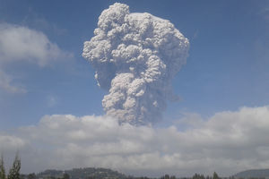 (VIDEO) MASOVNO TROVANJE: Vulkan izbacuje toksične gasove u Indoneziji, 30 u bolnici!