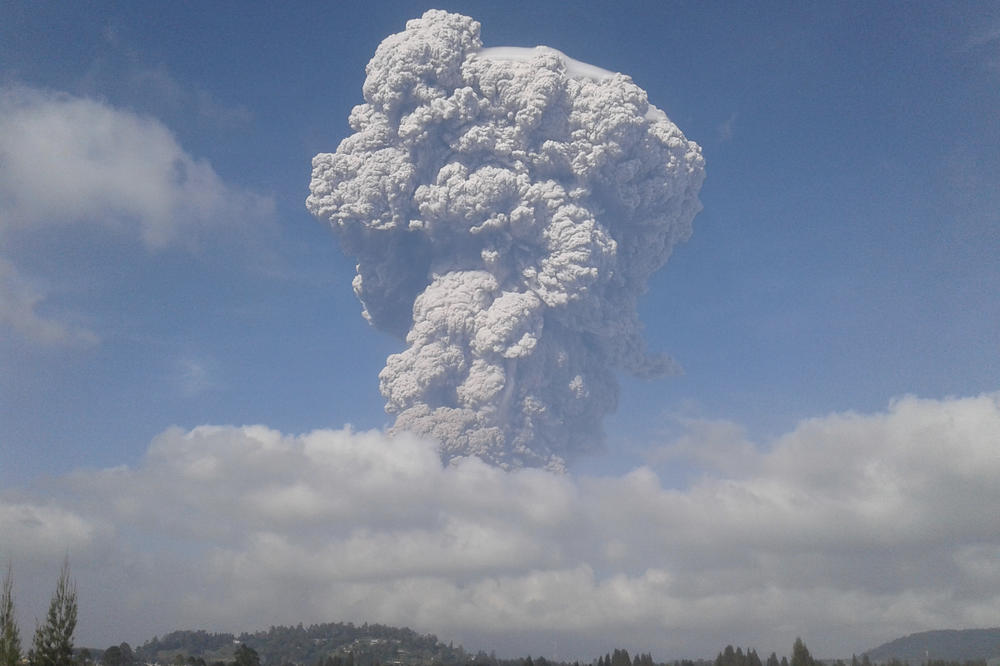 (VIDEO) MASOVNO TROVANJE: Vulkan izbacuje toksične gasove u Indoneziji, 30 u bolnici!