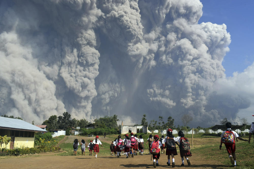(FOTO, VIDEO) DŽIN BLJUJE PEPEO DO 5 KILOMETARA UVIS: Eruptirao vulkan u Indoneziji, evakuisano 30.000!