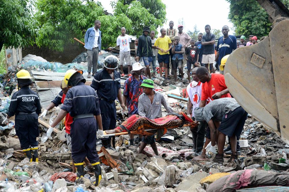 (FOTO) ZATRPALO IH SMEĆE: 17 ljudi poginulo u odronu đubreta u Mozambiku