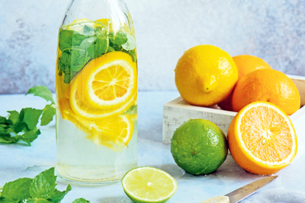 NAPRAVITE ZDRAV NAPITAK: 10 razloga zašto treba započeti dan vodom i limunom