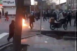 (VIDEO) NASTAVLJENI PROTESTI SUFISTA U TEHERANU: U sukobima ubijeno pet, povređeno 30 policajaca