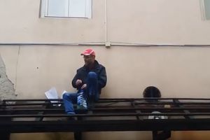 (VIDEO) OČAJNIČKI ČIN ŠOKIRAO TUZLU: Asmir Dedić se polio benzinom i uzeo upaljač u ruke!