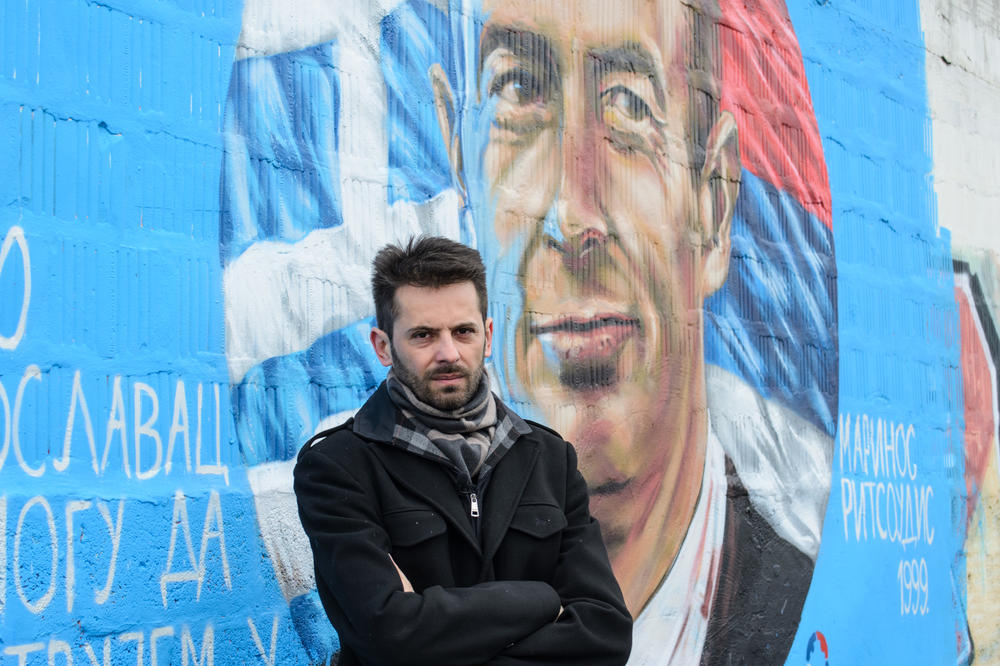 (KURIR TV) POČAST ZA HEROJA: Grk Marinos Ricudis koji je 1999. odbio da učestvje u napadu na Srbiju dobio mural na Dorćolu