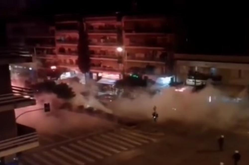 (VIDEO) SAČEKUŠA U ATINI: Pogledajte žestoku tuču navijača Olimpijakosa i Panatinaikosa na ulicama glavnog grada