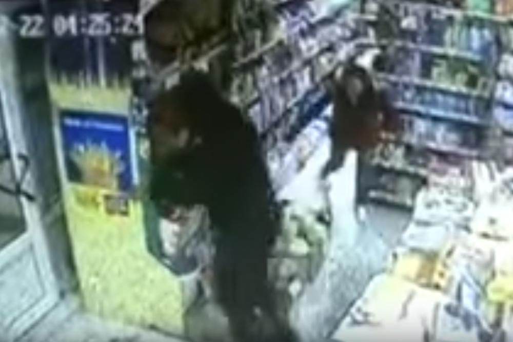 (VIDEO) FILMSKA PLJAČKA U MOĆEVCU: Upao u prodavnicu, ispraznio kasu, gurnuo kasirku i izleteo