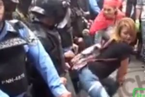 (VIDEO) GUZAMA NA POLICIJU: Žene tverkovale ispred kordona, organi reda totalno zbunjeni!