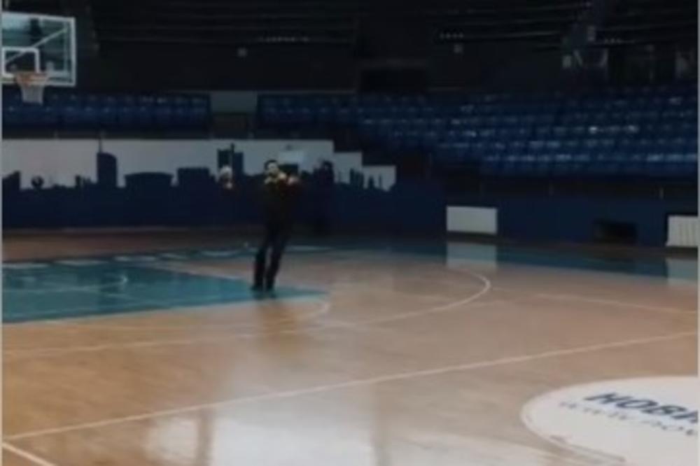 (VIDEO) SALE, REAGUJ! Šapić sa celog terena jednom rukom pocepao košarkašku mrežicu!