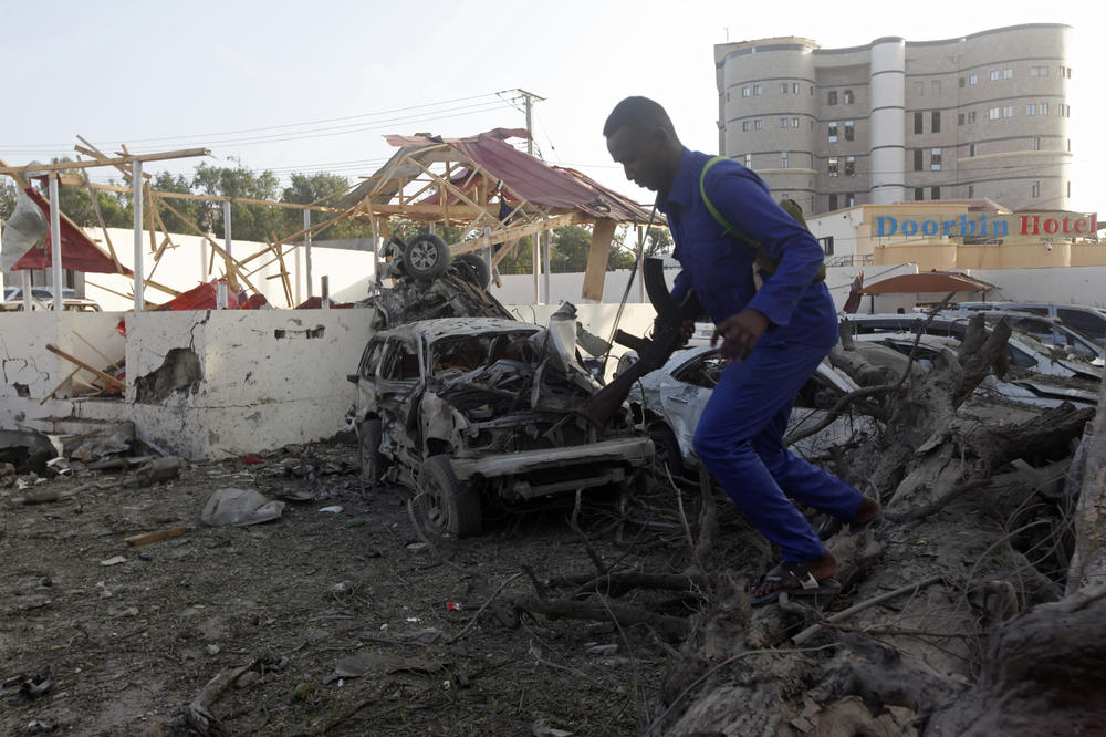 (FOTO) TRAGEDIJA U SOMALIJI: U 2 eksplozije automobila bombi poginulo 45!