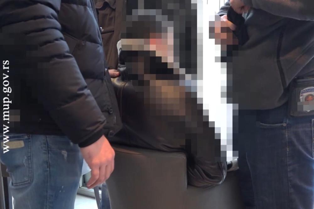 (FOTO) UCENJIVALI BEOGRAĐANINA SNIMCIMA U NAĐENOM MOBILNOM TELEFONU: Tražili mu 20.000 evra, pa ih uhapsila policija