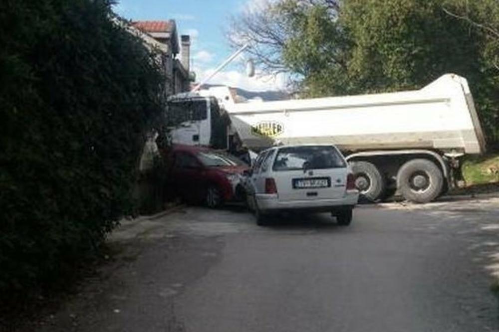 (FOTO) STRAVIČNA NESREĆA U TIVTU: Vozača pregazio njegov kamion!