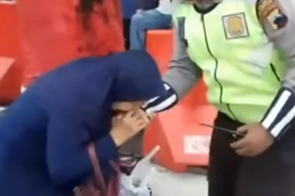 (VIDEO) TAKAV OTPOR SIGURNO NIJE OČEKIVAO: Indonežanka ugrizla policajca kada joj je zatražio dokumenta