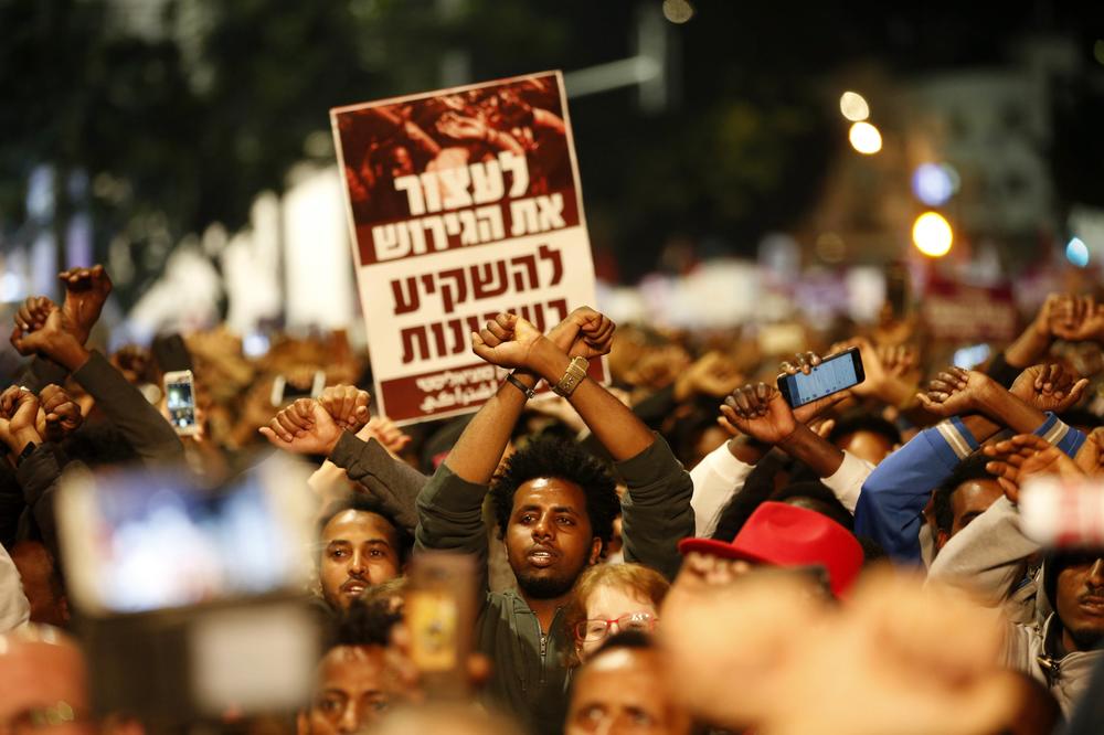 (FOTO) VELIKI PROTEST U TEL AVIVU: Hiljade Afrikanaca na ulicama protiv deportacija