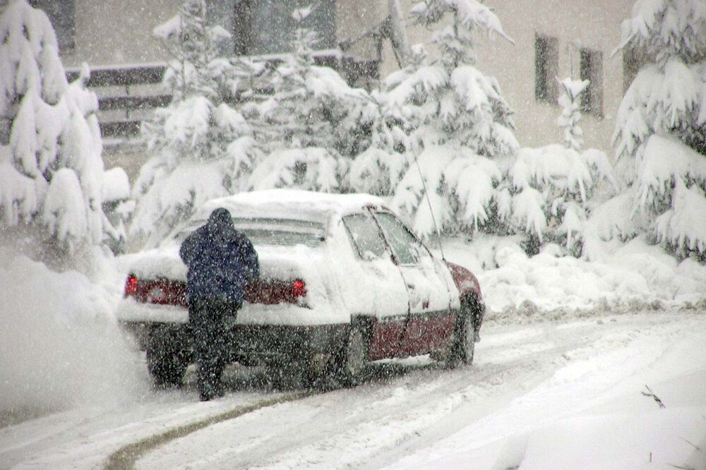 POLEDILI PUTEVI ŠIROM SRBIJE: Vozači, prilagodite brzinu, nigde bez zimske opreme!